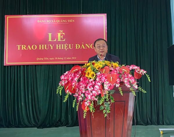 Lễ trao tặng huy hiệu Đảng và Hội nghị tổng kết công tác năm 2024; triển khai phương hướng, nhiệm vụ năm 2025